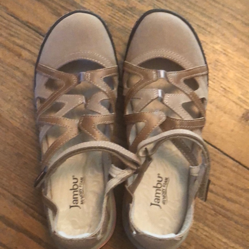 New Jambu sandals size 7 m very cute